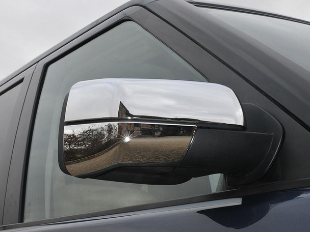 Britpart Chrome Wing Mirror Bottom Covers for Range Rover L322, close-up view of chrome mirror covers on side mirror of Range Rover L322 vehicle. Britpart Chrome Wing Mirror Bottom Covers for Range Rover L322, close-up view of chrome mirror covers on side mirror of Range Rover L322 vehicle.
