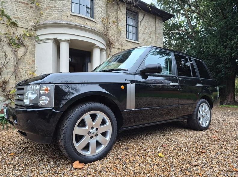 Range Rover L322 parked outside a country house