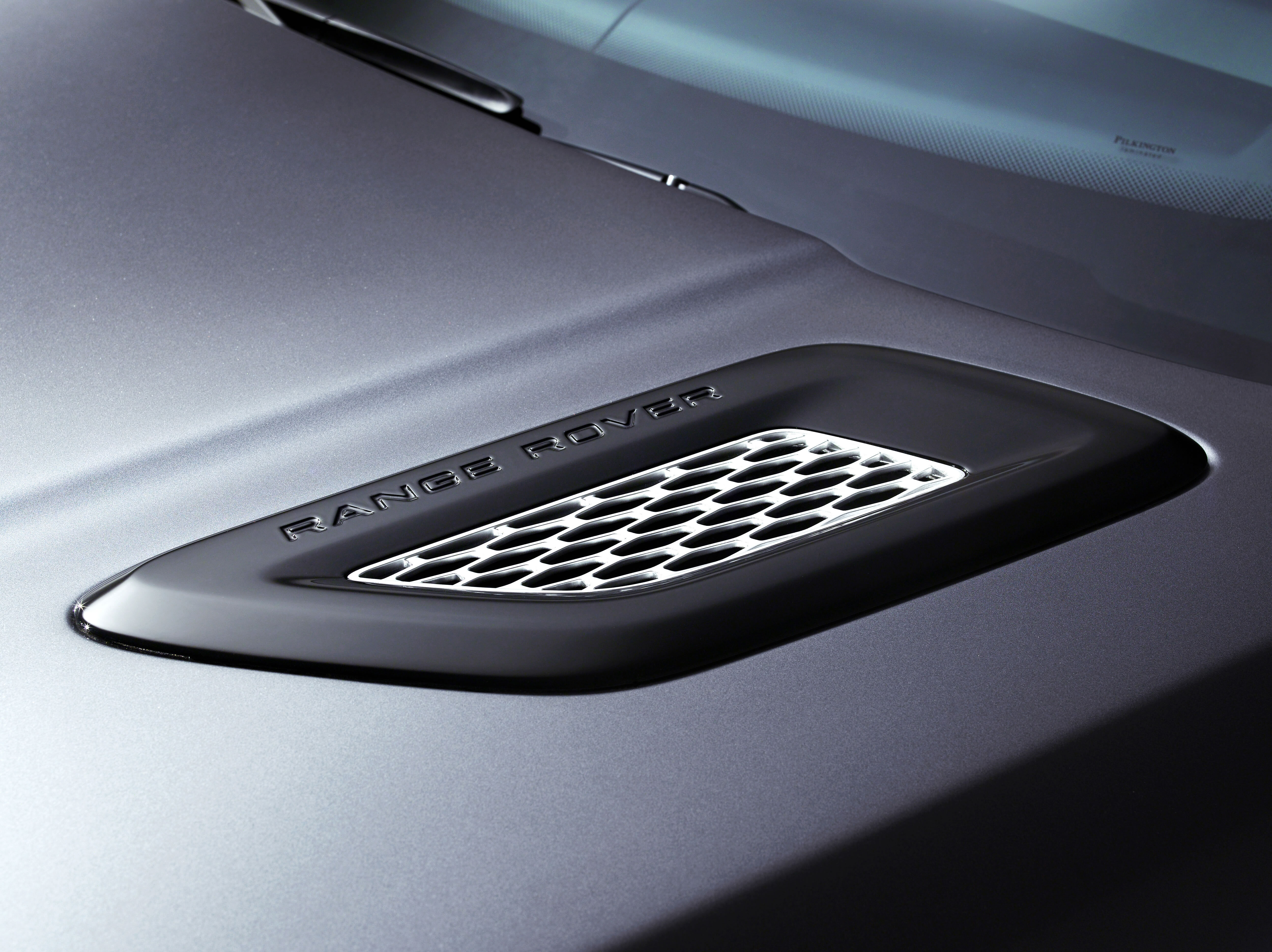 Range Rover Sport L494 bonnet and front body detail