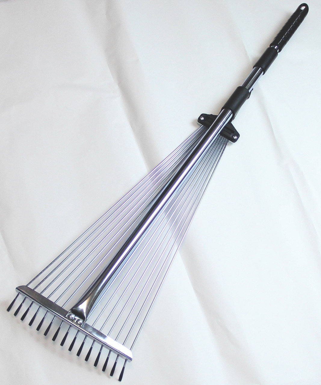 Telescopic Leaf Rake - Thumbnail 2