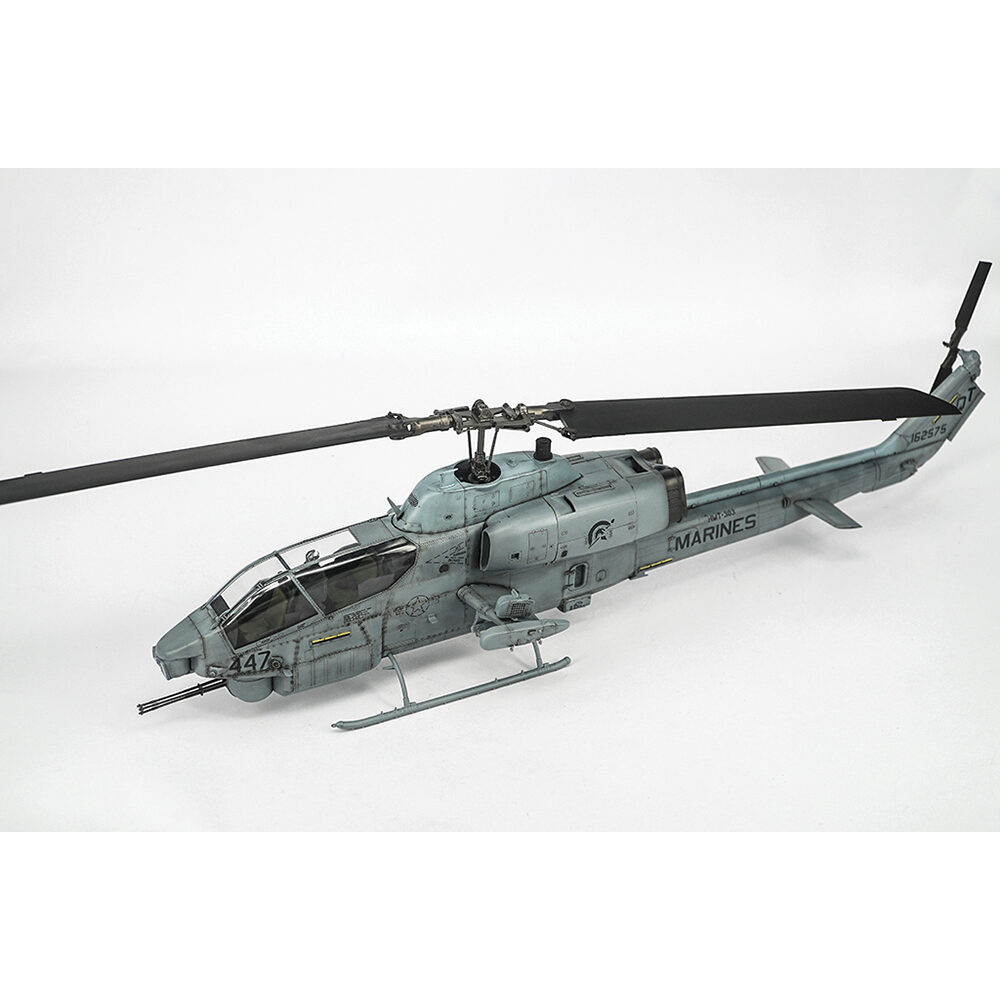 AH-1W Super Cobra 1/35 Kit 705116 | Military Issue Collectibles
