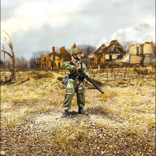 German Fallschirmjager with K-98 No.2 1/30 Figure  William Britain (25053) Alt Image 1