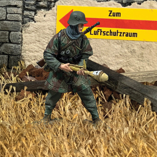 Grenadier with Panzerfaust Wearing Zeltbahn 1944-45 1/30 Fig William Britain (25110) Alt Image 1