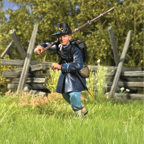Union Iron Brigade Advancing at Right Shoulder Wearing Gaite William Britain (31414) Alt Image 1