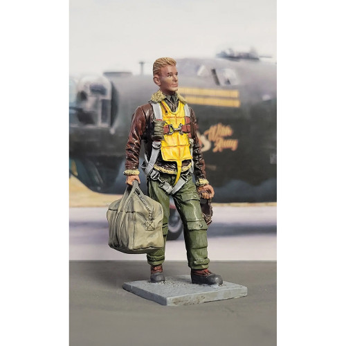 U.S.A.A.F. Heavy Bomber Crewman Walking 1/30 Figure William Britain (10207) Alt Image 1