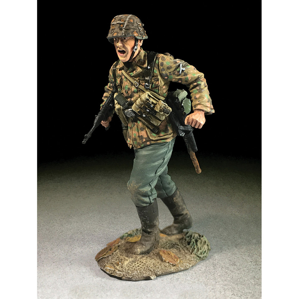 Waffen SS Advancing with MP40 1/30 Figure Main Image