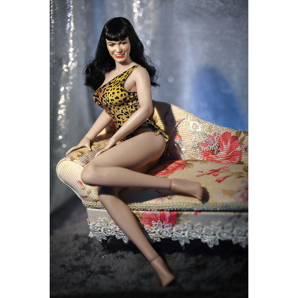 Bettie Page V2 Queen of Pinups 1/6 Figure Main Image