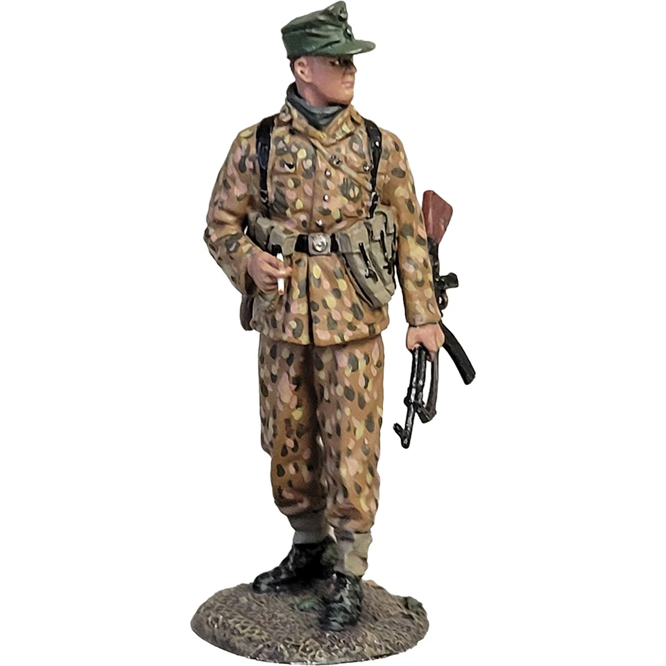 German Waffen SS Grenadier with StG-44 Turning 1944-45 1/30 William Britain (25159) Main Image