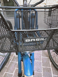 La marque d’accessoires vélo BASIL mise sur le métal déployé pour ses paniers utilisant des grilles métalliques