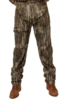 Front view of men’s slim-cut Realtree Legacy camo hunting pants featuring a five-pocket design main.