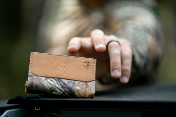 Realtree Edge Camo Burnished Tan Leather Trifold Wallet - 07