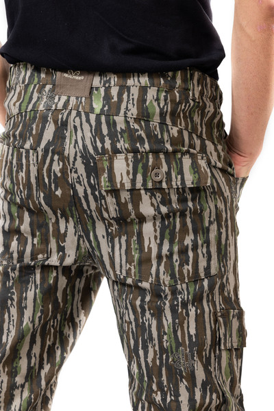 Close-up of rear waistband and pocket construction on Men’s Realtree Original hunting pants.