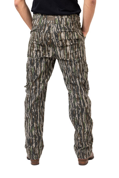 Close-up of rear pocket on Men’s Realtree Original hunting pants with button-closure design.