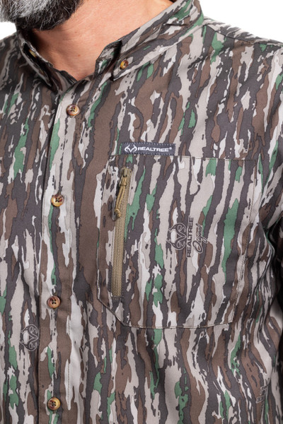 Men's Button Down Short Sleeve Poly Hunting Shirt | Realtree Original – close-up showing camo pattern and pocket stitching.