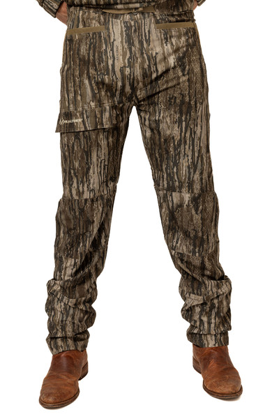 Front view of men’s slim-cut Realtree Legacy camo hunting pants featuring a five-pocket design main.