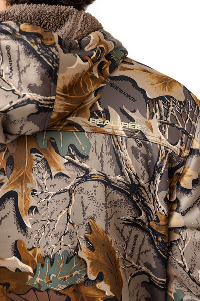 Realtree logo detail on back of Men’s Advantage Classic high pile jacket