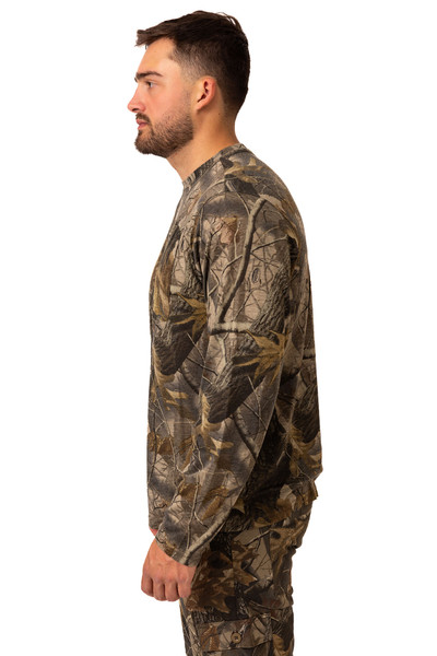 Side profile of Men's Bamboo Long Sleeve Crew Neck Camo Shirt in Realtree Hardwoods.