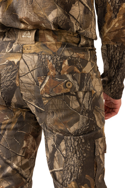 Close-up of rear pocket detail on Men's Realtree Hardwoods 6-pocket hunting pants.