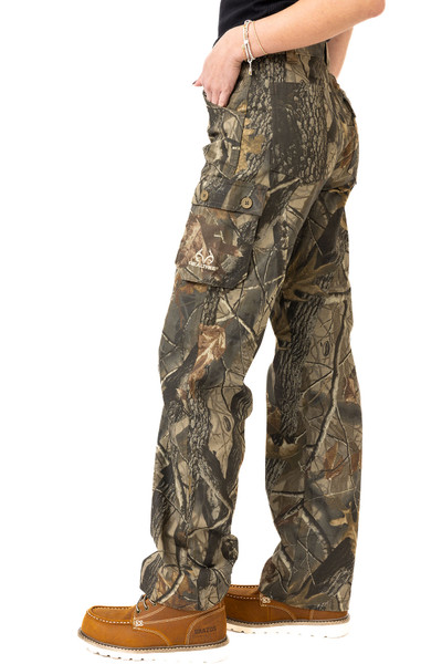 Side view of women’s cargo pants featuring flap thigh pocket with Realtree logo.