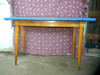 Mesa De Arrime Tapizada Patas Macizas 2