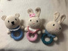 Set Conejito Apego Amigurumi 21 Cms Y Sonajero 7