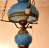 Antiguo Quinque En Opalina Celeste Muy Decorativo Sano Anda 1