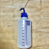 Pisseta Plástica Graduada 1000 Ml Bico Curvo - Nalgon 1
