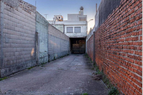 Deposito A Nivel De Subsuelo . Entrada Para Camiones 0