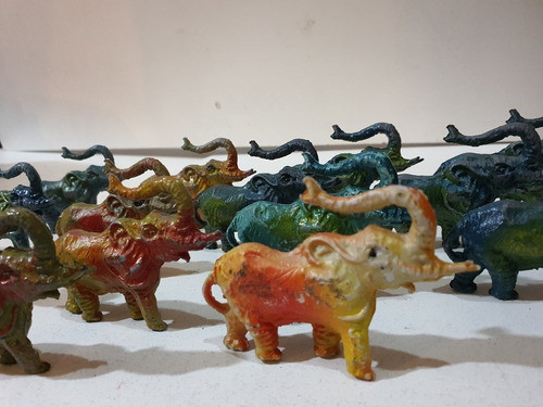 Antiguo Juguete- Lote De 12 Elefantes De Plastico De 1960 1