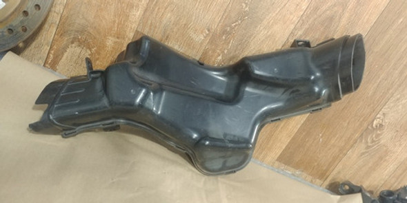 Duto Ar  Lado Direito Suzuki Srad 1000 08/10 Original 1 Duto Ar  Lado Direito Suzuki Srad 1000 08/10 Original 1