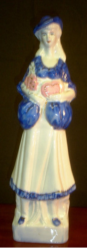 Figura Dama Antigua Con Corazón Porcelana Alt. 18 Cm.(839) 0
