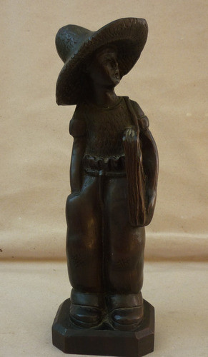 Estatuilla Figura En Madera -  Vendedor Diarios 0