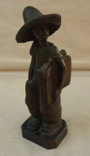 Estatuilla Figura En Madera -  Vendedor Diarios 1