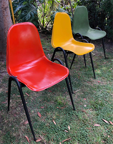 Antiguas Sillas De Diseño Apilable En Chapa Mid Century 1