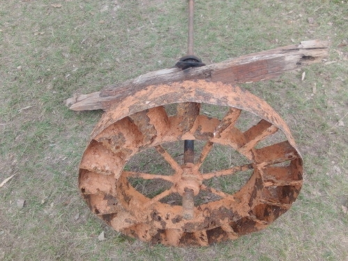 Roda Pelton E Eixo De Moinho D'água Antigo. 1