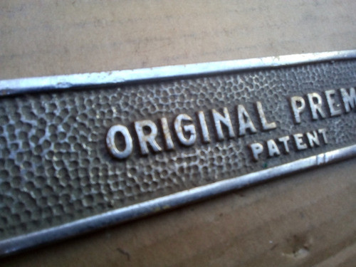 Antigua Placa Original Premier De Sillon Peluquero En Bronce 1