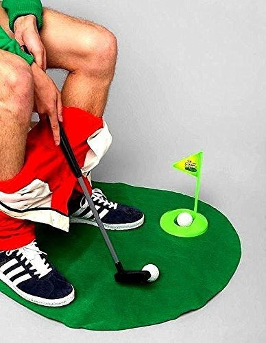 Practica De Putter De Tocador De Golf En El Baño Con Este Po 1