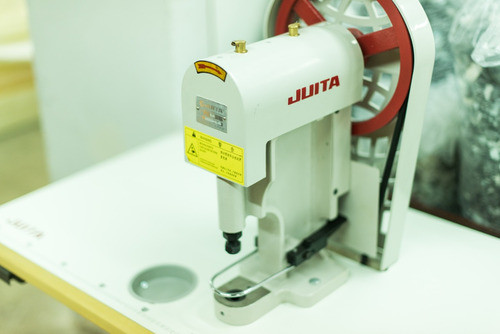 Maquina Colocadora Broches Y Ojalillos Con Motor Industrial 0