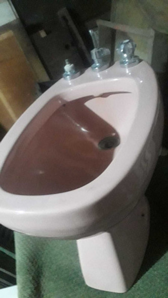 Bidet Rosado Con Grifería Incompleta 1 Bidet Rosado Con Grifería Incompleta 1