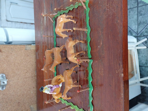 Pack 6 Caballos Con Un Jinete Más Corral De 6 Cercos. 0