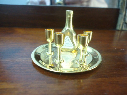 Mini Miniatura De Garrafa Taças E Bandeja Dourada Um Luxo! 0