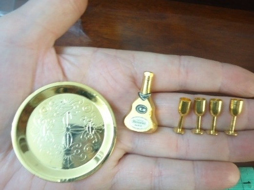 Mini Miniatura De Garrafa Taças E Bandeja Dourada Um Luxo! 1