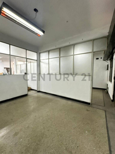 Alquiler, Local, 4 Ambientes, A Una Cuadra De San Martín, Brazo Oriental! 0