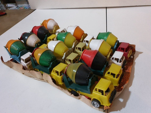 Juguete Antiguo-carton Con 12 Camiones De Plastico- Año 1970 0