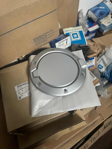 Tapa Exterior Combustible Chevrolet Sonic 4ptas Original Gm 1