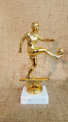 Set X16 Trofeo Plástico Fútbol Pateando Dorado 12cm Souvenir 1