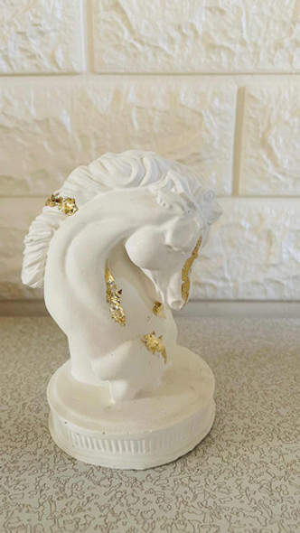 Centro De Mesa En Concreto De Caballo Con Detalles En Oro 1