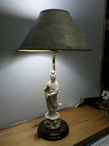 Lampara Portatil Antigua De Bronce Y Estatuilla De Porcelana 0