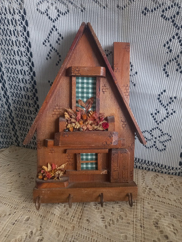 Antiguo Porta Llaves De Madera Trabajado En Relieve 0