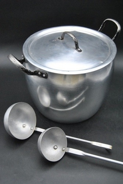 Antiguo Lote Olla Y Cucharones Aluminio Mariposa Vintage 0
